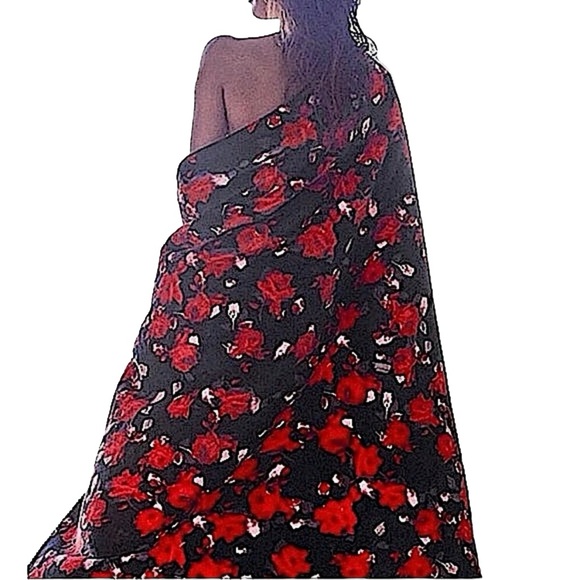 Victoria’s Secret Limited Edition Red Rose Sherpa Throw - Picture 2 of 3